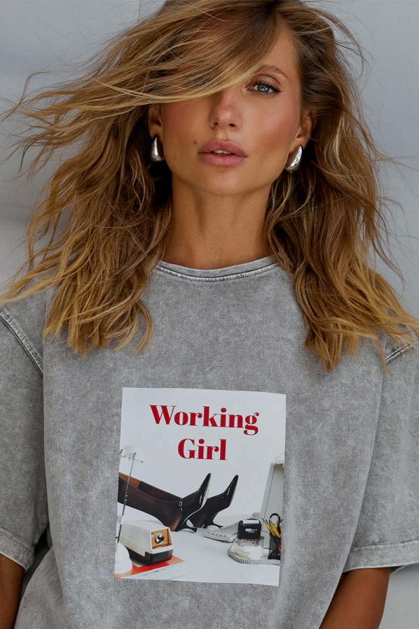 Koszulka z nadrukiem Working girl w kolorze szarym 1