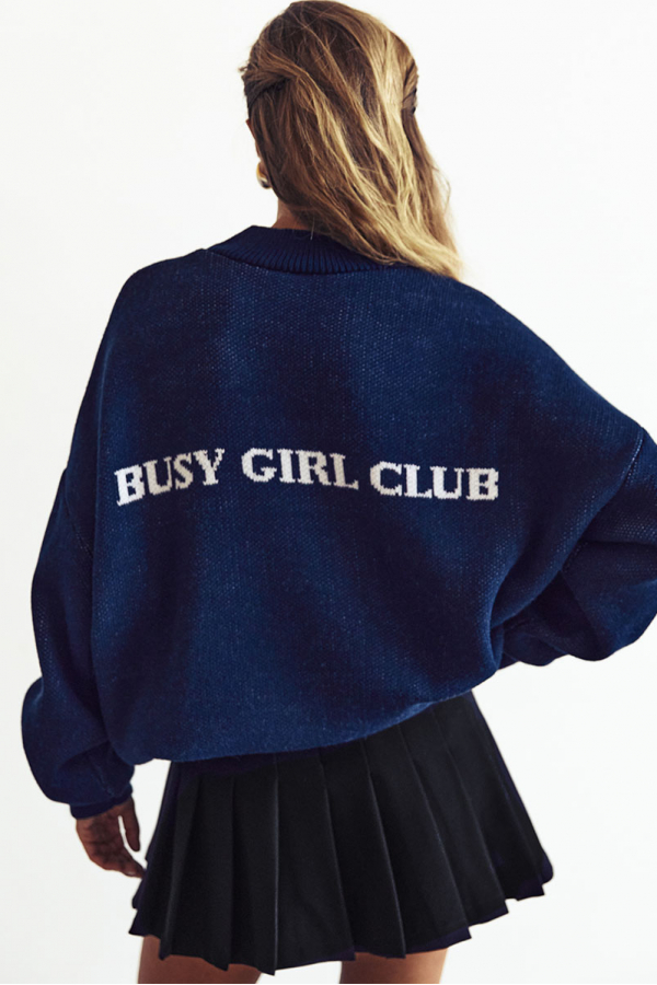 Sweter z haftem Busy Girl Club w kolorze niebieskim 1