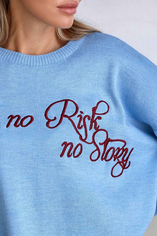 Sweter w kolorze niebieskim z czerwonym haftem no Risk no Story 1