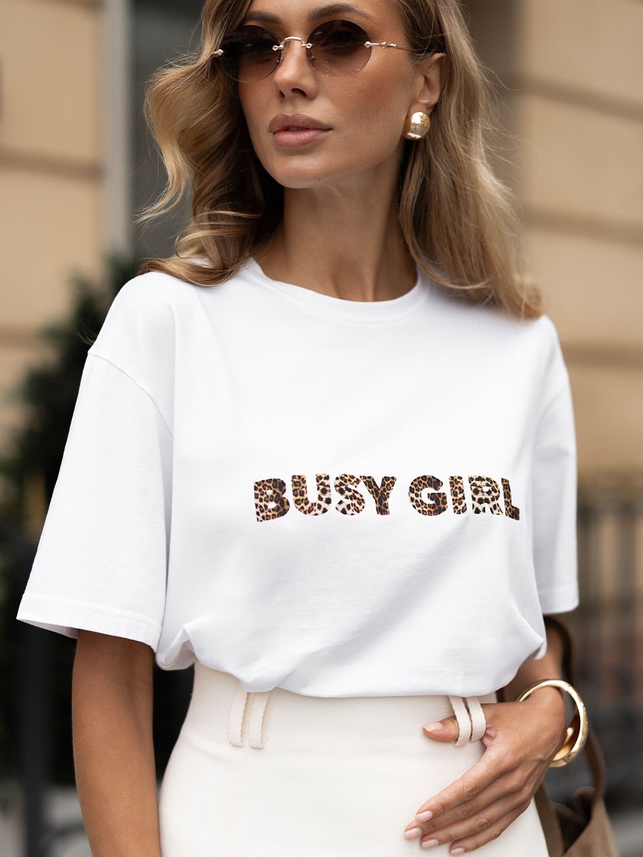 Koszulka oversize w kolorze białym z nadrukiem BUSY GIRL 1