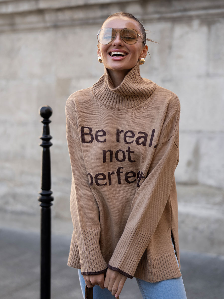 Sweter oversize z nadrukiem Be real not perfect w kolorze beżowym 2