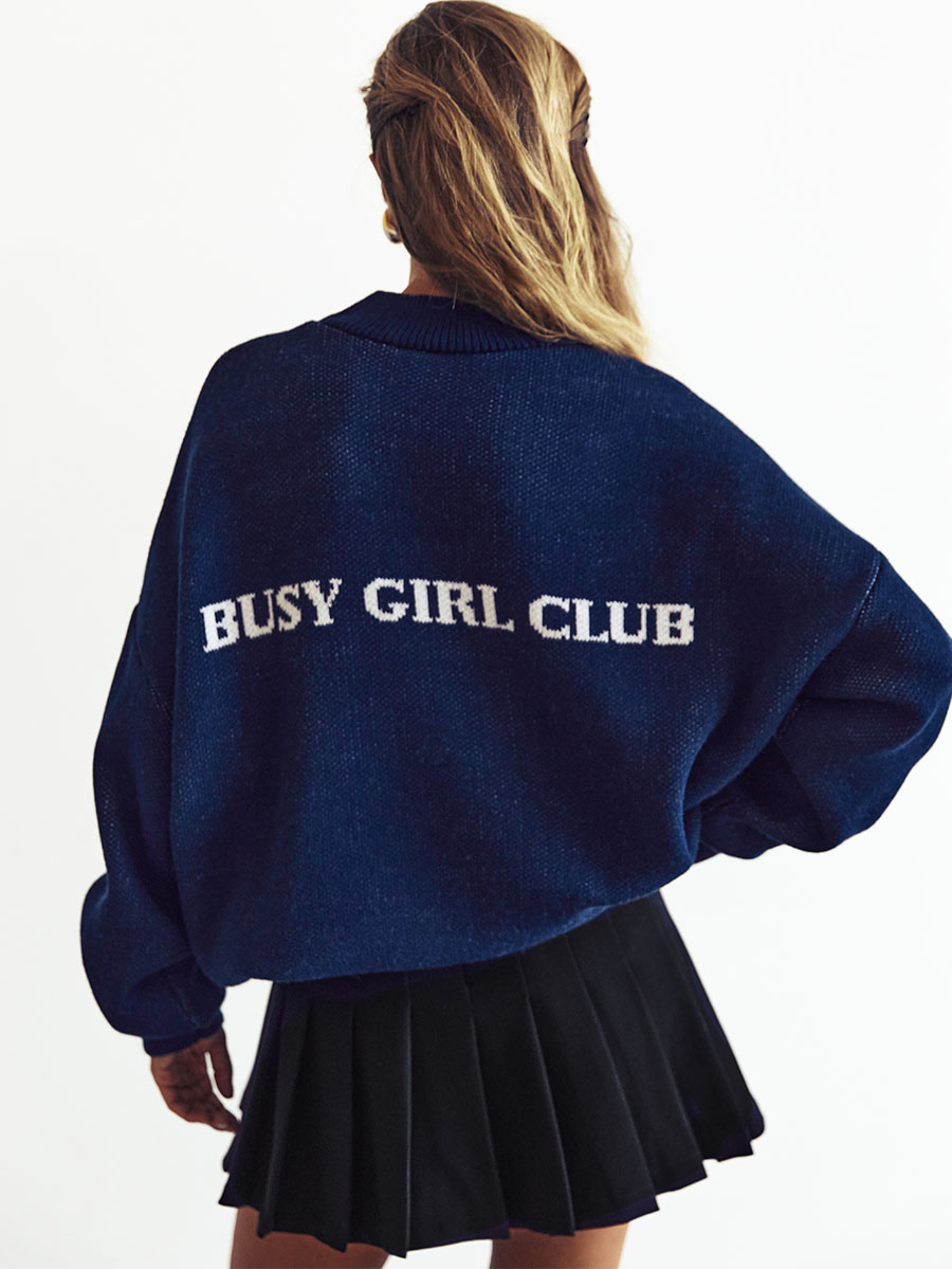 Sweter z haftem Busy Girl Club w kolorze niebieskim 3