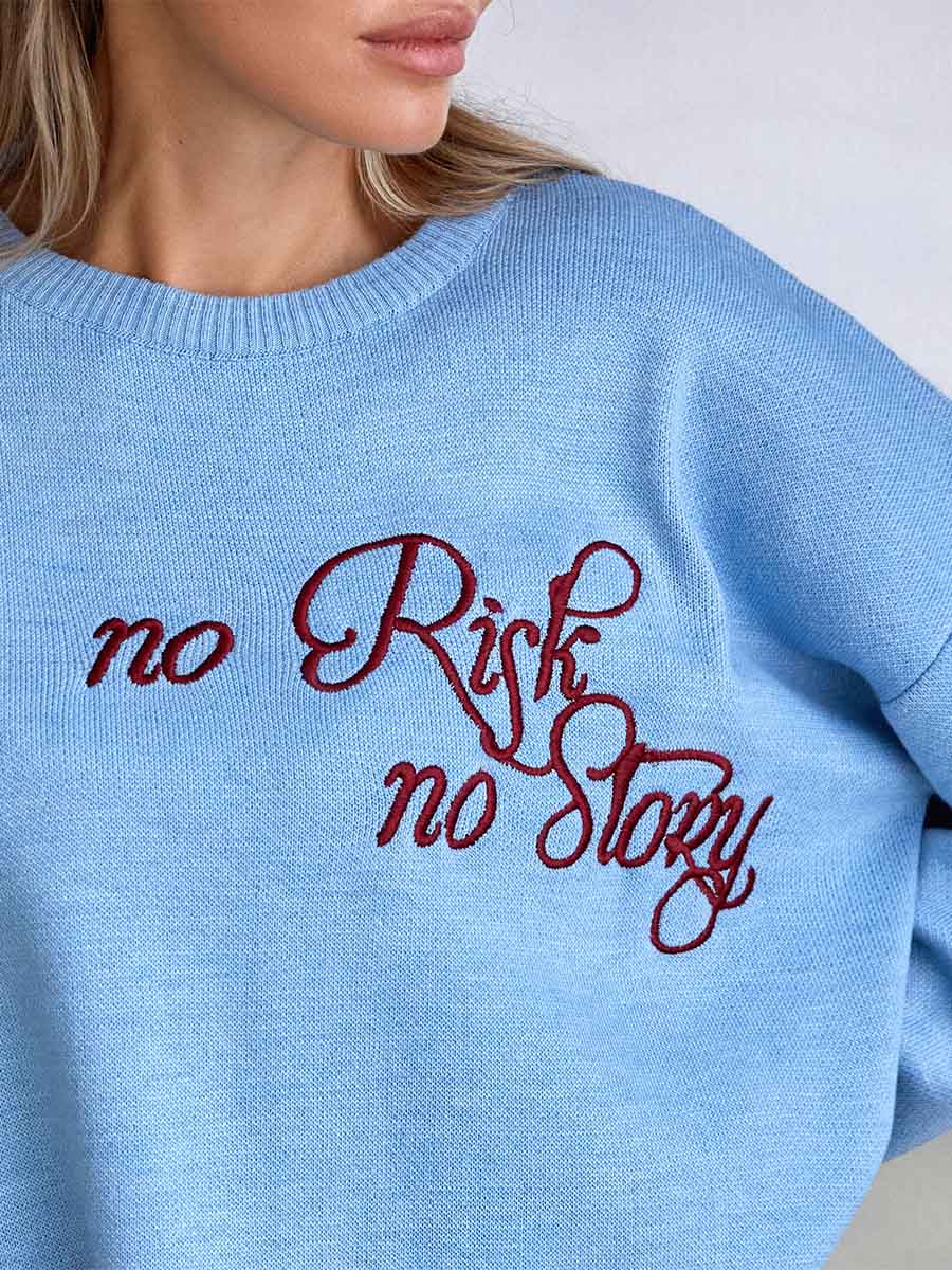 Sweter w kolorze niebieskim z czerwonym haftem no Risk no Story 3